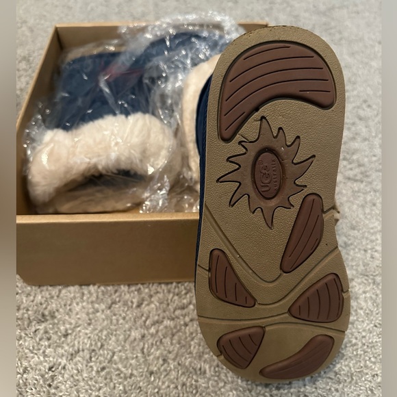 Ugg Boots - Downtown - Picture 7 of 9